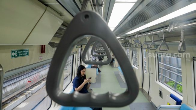 Suasana di dalam rangakaian Light Rail Transit atau LRT Jabodebek saat melaju dari Stasiun Dukuh Atas menuju Stasiun Jatimulya, Bekasi Timur, Jawa Barat, Kamis (6/7/2023). [Suara.com/Alfian Winanto]