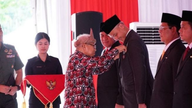 Diterima Ganjar Pranowo, Apa Itu Penghargaan Satyalancana Wira Karya?