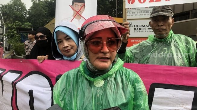  Presidium Aliansi Rakyat Menggugat Marina saat unjuk rasa di Simpang Sarinah, Jakarta Pusat. (Suara.com/Dea)