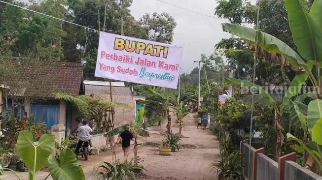 Kesabaran Habis, Warga Sambut Bupati Blitar dengan Tanam Pohon Pisang di Jalan Rusak