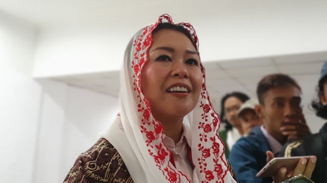 Yenny Wahid saat diwawancarai jurnalis di UGM, DI Yogyakarta, Jumat (7/7/2023). [Hiskia Andika Weadcaksana/Suarajogja.id]