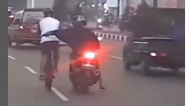 Detik-Detik Pesepeda Dijambret di Jalan Protokol Sudirman: Palembang Kok Terasa Gak Aman