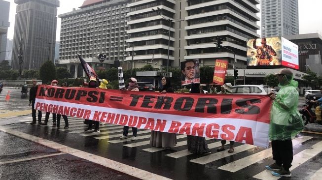 Ungkit Dinasti Jokowi hingga Korupsi BTS Johnny Plate, Emak-emak Demo di Sarinah: Negeri Ini Tak Sedang Baik-baik Saja!
