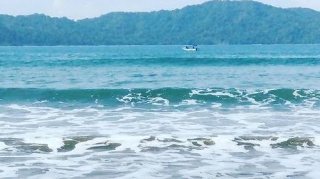 Daya Tarik Pantai Rajegwesi, Saksikan Panorama Birunya Air Laut yang Indah