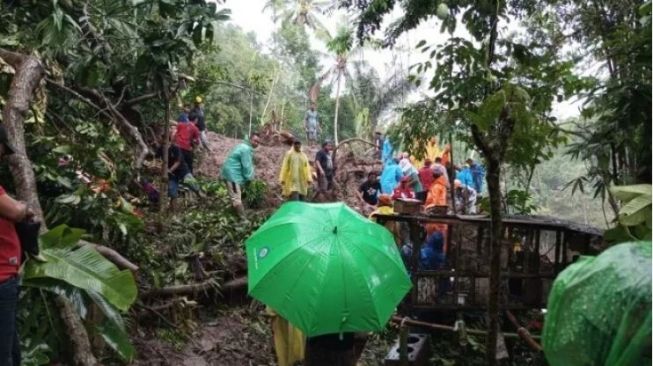 Pasutri Dan Cucunya Tertimbun Longsor di Karangasem, Satu Meninggal