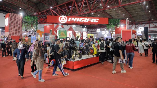 Pengunjung memadati arena Jakarta Fair Kemayoran 2023 di Jiexpo Kemayoran, Jakarta, Jumat (7/7/2023). [Suara.com/Alfian Winanto]