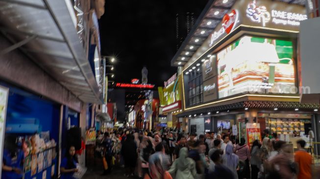 Pengunjung memadati arena Jakarta Fair Kemayoran 2023 di Jiexpo Kemayoran, Jakarta, Jumat (7/7/2023). [Suara.com/Alfian Winanto]