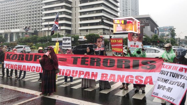 Aksi Kritik Jokowi di Jakarta, Anak hingga Suami Puan Maharani Dibawa-bawa