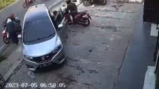 Aksi pencurian modus ban kempis di Pamulang, Tangsel. [Tangkapan Layar]