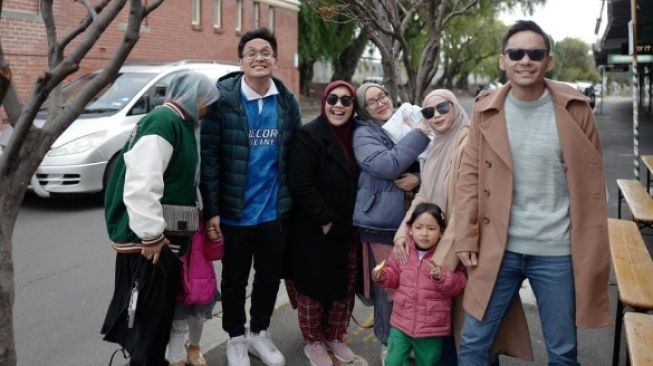 Potret Keluarga Ben Kasyafani Saat Berlibur di Australia (Instagram/@benkasyafani)
