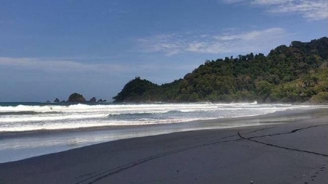 Daya Tarik Pantai Jolosutro, Pilihan Tempat Wisata Alam Keluarga di Blitar