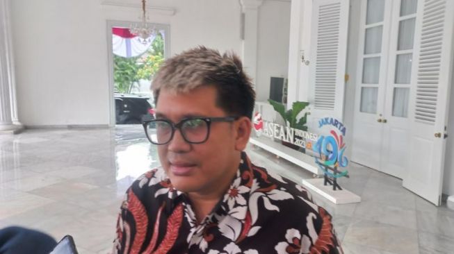 Ketua Jakmania Diky Soemarno usai menemui Pj Gubernur DKI Jakarta Heru Budi di Balai Kota pada Jumat (7/7/2023). [Suara.com/Fakhri]