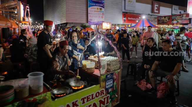Pengunjung memadati arena Jakarta Fair Kemayoran 2023 di Jiexpo Kemayoran, Jakarta, Jumat (7/7/2023). [Suara.com/Alfian Winanto]