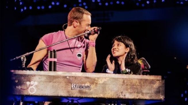 Sukses Bikin Iri, Penggemar Asal Indonesia Ini Diajak Naik ke Panggung Oleh Chris Martin!
