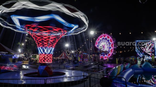 Pengunjung memadati arena Jakarta Fair Kemayoran 2023 di Jiexpo Kemayoran, Jakarta, Jumat (7/7/2023). [Suara.com/Alfian Winanto]