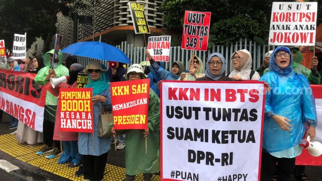 Puluhan emak-emak yang mengatasnamakan Aliansi Rakyat Menggugat menggelar aksi kritik Presiden Jokowi di persimpangan Sarinah, Jalan MH Thamrin Jakarta Pusat, Jumat (7/7/2023). [Suara.com/Dea]