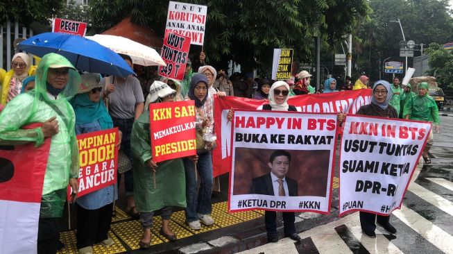 Puluhan emak-emak yang mengatasnamakan Aliansi Rakyat Menggugat menggelar aksi kritik Presiden Jokowi di persimpangan Sarinah, Jalan MH Thamrin Jakarta Pusat, Jumat (7/7/2023). [Suara.com/Dea]