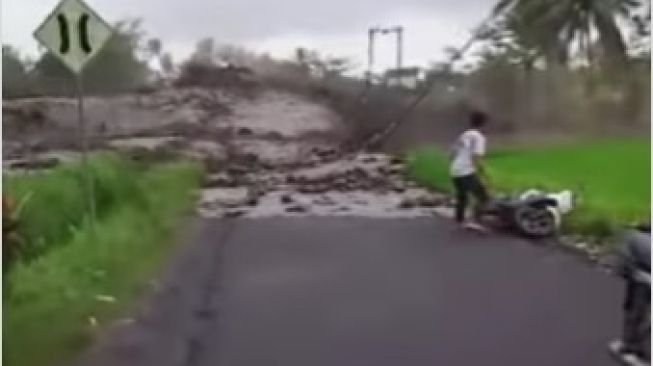 Detik-detik Aliran Lahar Dingin Semeru Meluap ke Atas Jembatan Candipuro Lumajang, Warga Lari Berhamburan