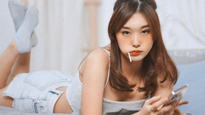 Potret Livy Renata Pakai Rok Mini (Instagram/@livyrenata) 