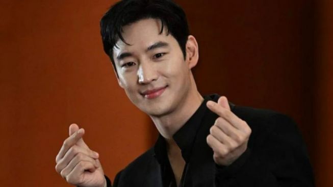 Royal Abis, Lee Jae Hoon Banjiri Staf dan Timnya dengan Hadiah Mewah Ini