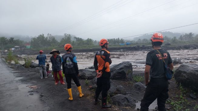 Penanganan banjir lahar dingin dan longsor, di Kecamatan Pronojiwo dan Kecamatan Candipuro, Kabupaten Lumajang, Jawa Timur, Jumat (7/7/2023).  (Dok: Pemprov Jatim)