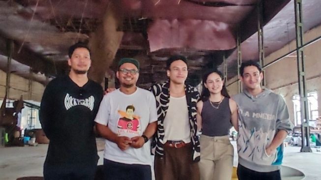 Aktor Jefri Nichol bersama pemain dan sutradara serial Pertaruhan The Series 2 ditengah syuting di gudang pengeringan tembakau di Berbah, Sleman, Sabtu (8/7/2023). [Kontributor Suarajogja.id/Putu Ayu Palupi]