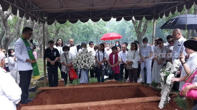 Jenazah ibu Jonas Rivanno di TPU Pondok Ranggon, Jakarta Timur pada Sabtu (8/7/2023) [Pahami.id/Rena Pangesti]