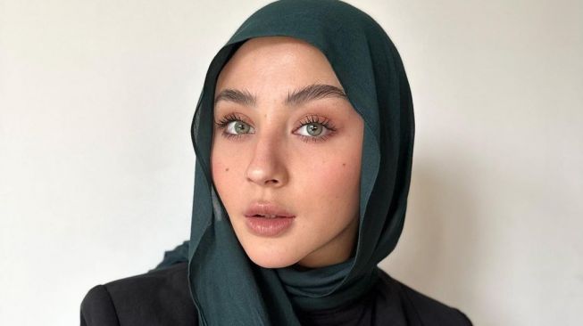 Dituduh Oplas, Istri Ali Syakieb Sodorkan Foto Masa Kecil: Mana yang Ngatain? Sini Maju