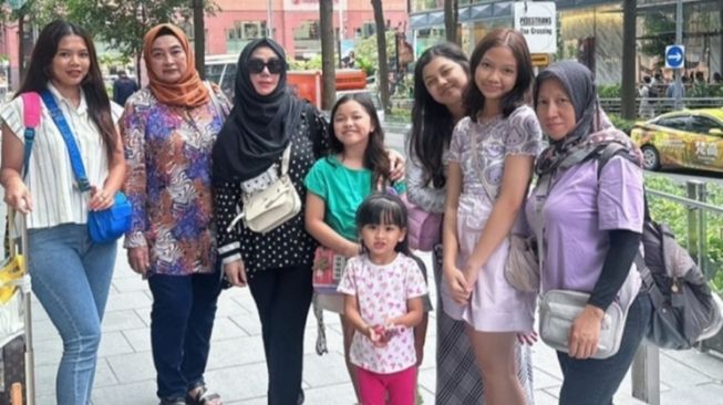 Foto Amy Qanita dan ibu Jeje Govinda berlibur bersama di Singapura (Instagram/@amy_r_qanita)