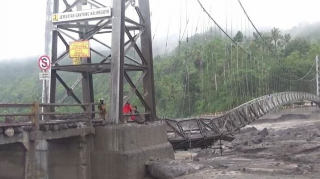 Saat Warga Berlarian Dikejar Banjir Lahar Dingin di Lumajang