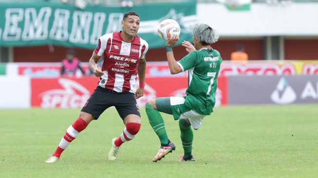 Bek Persis Solo, Jaimerson Xavier berduel dengan gelandang PSS Sleman, Kei Sano dalam lanjutan pekan kedua BRI Liga 1 2023/2024 di Stadion Maguwoharjo, Jumat (7/7/2023). [Persis Solo]