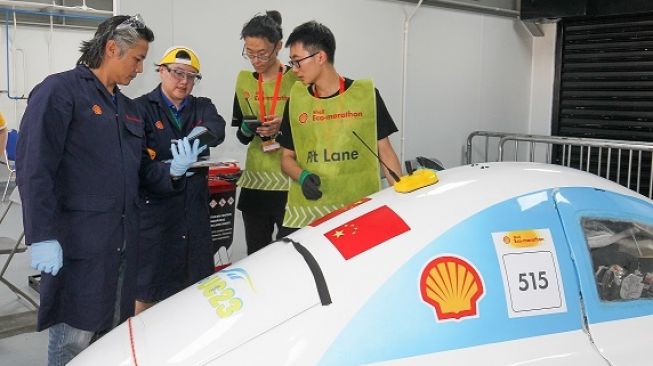 Tim Conception UC dari Jilin University, China, sedang berdiskusi dengan tim teknis untuk hasil latihan (7/7/2023). Tim Conception UC dinyatakan lolos untuk bertanding di ajang Shell Eco-marathon Asia-Pasifik dan Timur Tengah 2023 untuk kategori Urban Concept dengan bahan bakar Internal Combustion Engine (ICE) [Shell Indonesia].