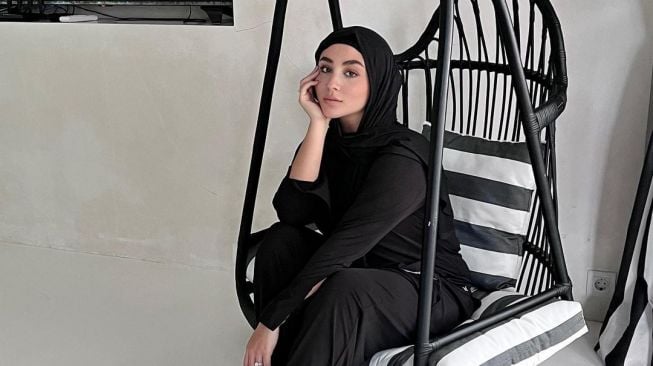 Inspirasi OOTD Serba Hitam Ala Margin Wieheerm (Instagram/@marginw) 