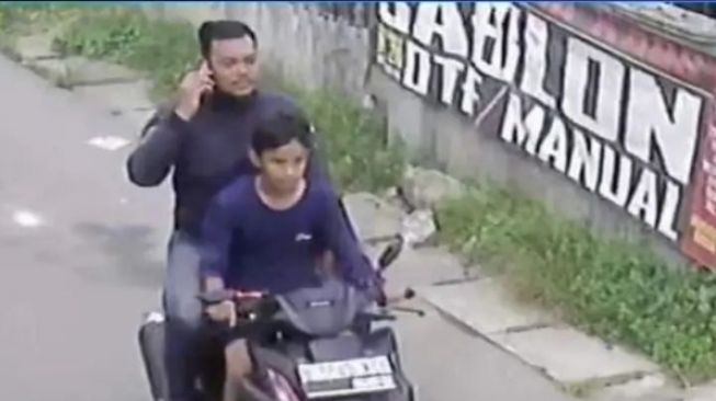 Viral! Ngaku Jadi Intel, Bandit di Bekasi Bawa Kabur Motor Pedagang Kangkung