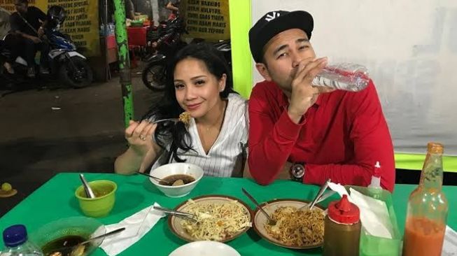 Potret Nagita Slavina Jajan Kaki Lima (YouTube/Rans Entertainment) 