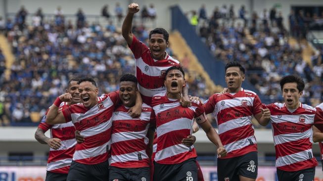 Pesepak bola Madura United Hugo Gomes (kedua kiri) melakukan selebrasi bersama rekannya seusai mencetak gol ke gawang Persib Bandung dalam laga BRI Liga 1 di Stadion Gelora Bandung Lautan Api, Bandung, Jawa Barat, Minggu (2/7/2023). ANTARA FOTO/M Agung Rajasa/nym.