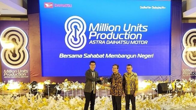 Penyerahan apresiasi dari shareholder, yaitu Astra kepada PT Astra Daihatsu Motor dalam merayakan pencapaian 8 juta unit produksi [PT ADM].