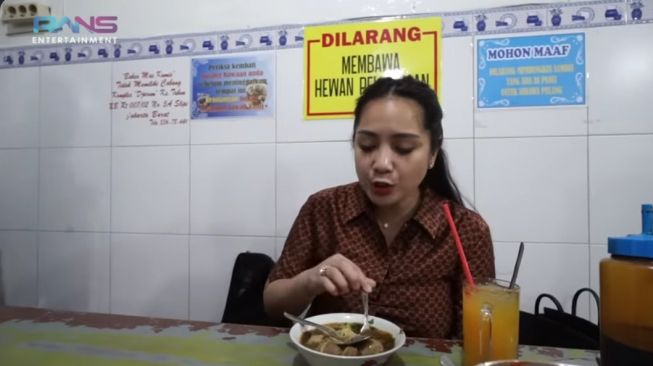 6 Artis Hobi Bikin Konten Makan, Nagita Slavina Tidak Ragu-ragu Mencoba Makanan Kaki Lima