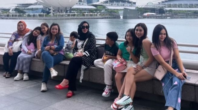 Potret Amy Qanita dan Ibunda Jeje Govinda Liburan Bareng di Singapura (Instagram/@amy_r_qanita)