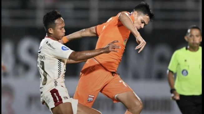 Penyerang Borneo FC Matheus Pato mendapatkan pengawalan pemain Bali United pada pertandingan Liga 1 2023 di Stadion Segiri Samarinda, Kalimantan Timur. (Media Officer Borneo FC)