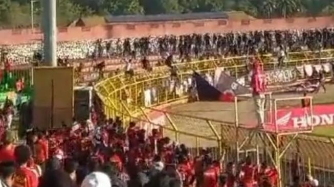 Kronologi Bentrok Suporter PSM Makassar di Stadion Gelora BJ Habibie Parepare, 4 Orang Terluka