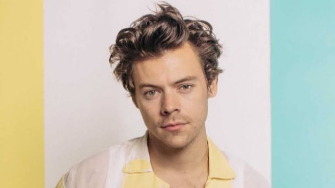 Asyik Manggung, Mata Harry Styles Terkena Lemparan Barang dari Penonton