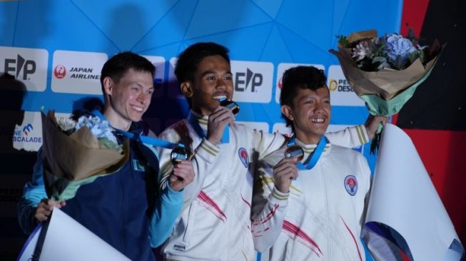 Rahmad Adi Mulyono (tengah) meraih emas pada nomor speed putra Piala Dunia Panjat Tebing IFSC di Chamonix, Prancis, Minggu (9/7/2023). (ANTARA/HO-FPTI)