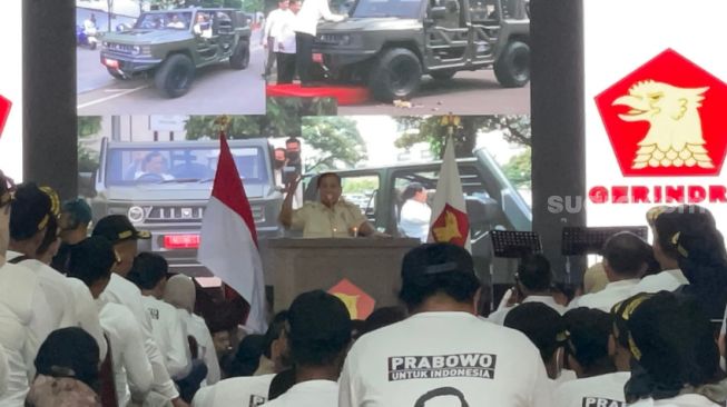 Bangga Ada Mobil Jip Pertama Buatan Bangsa, Prabowo Pamer Foto Bareng Jokowi Naik Maung