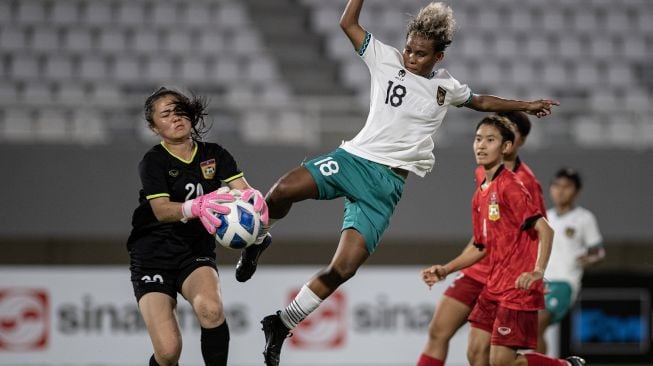 Pesepak bola Timnas Wanita Indonesia U-19 Marsela Yuliana Awi (tengah) berebut bola dengan penjaga gawang Timnas Laos Tatip Keoinkhouan (kiri) pada pertandingan penyisihan grup A AFF U-19 Women Championship 2023 di Stadion Gelora Sriwijaya Jakabaring (GSJ) Palembang, Sumatera Selatan, Jumat (7/7/2023). Indonesia menang dengan skor 4-1. ANTARA FOTO/Nova WahyudiPesepak bola Timnas Wanita Indonesia U-19 Marsela Yuliana Awi (tengah) berebut bola dengan penjaga gawang Timnas Laos Tatip Keo Inkhouan (kiri) pada pertandingan penyisihan grup A AFF U-19 Women Championship 2023 di Stadion Gelora Sriwijaya Jakabaring (GSJ) Palembang, Sumatera Selatan, Jumat (7/7/2023). Indonesia menang dengan skor 4-1. ANTARA FOTO/Nova Wahyudi