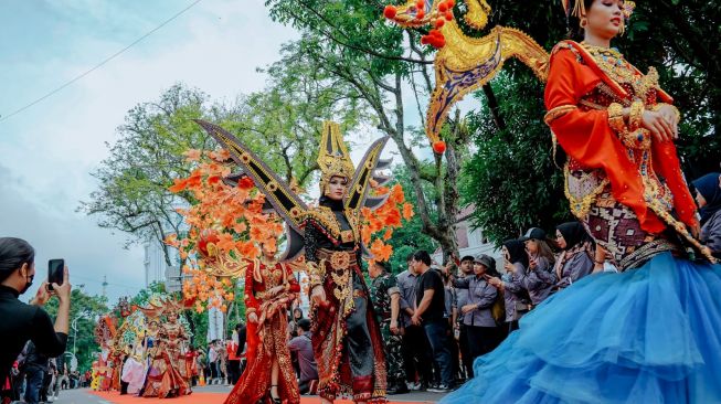 Pawai Colorful Medan Carnival yang digelar dalam rangka memeriahkan Hari Jadi ke-433 Kota Medan, Sabtu (8/7/2023). (Dok: Pemko Medan)