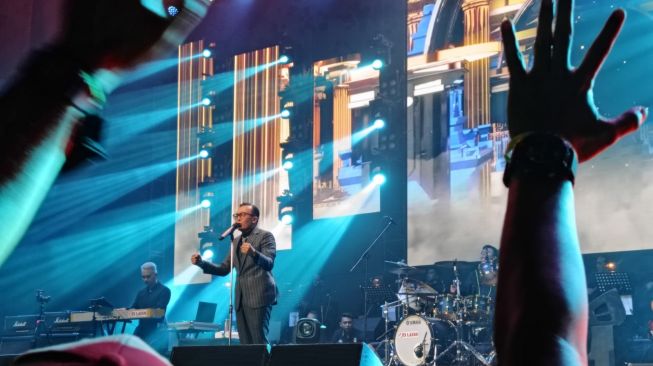 Ari Lasso Suguhkan Nostalgia Romantika Penuh Komedi di Konser 3 Dekade Perjalanan Cinta