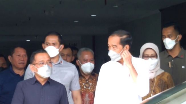 Datang ke Jogja, Presiden Jokowi Jenguk Cak Nun di RSUP Dr Sardjito