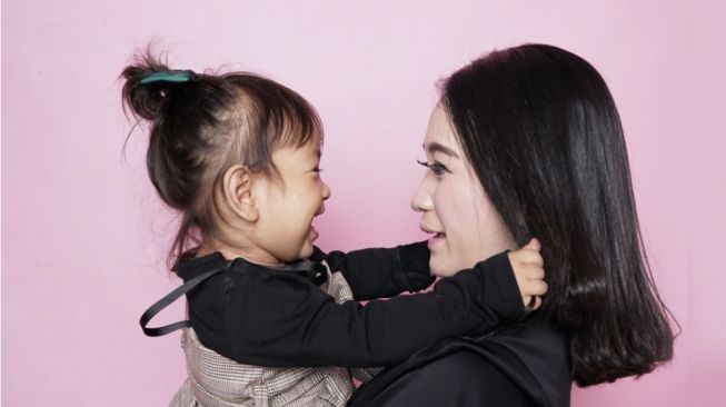 5 Tips Ampuh Menghadapi Anak yang Moody, Berikan Ruang Berekspresi