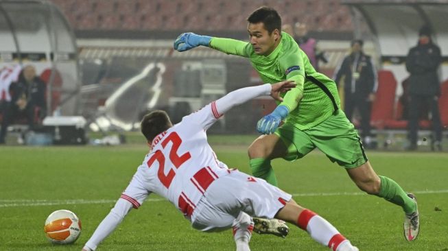 Gelandang Crvena Zvezda Veljko Nikolic (kiri) berebut bola dengan kiper Slovan Liberec Filip Nguyen selama pertandingan sepak bola Liga Europa Crvena Zvezda Beograd v Slovan Liberec pada 29 Oktober 2020 di Beograd.ANDREJ ISAKOVIC / AFP